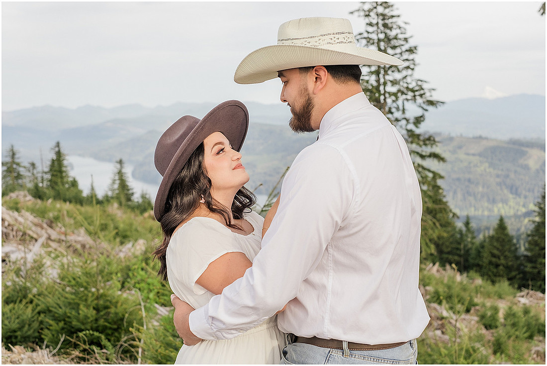 "Engagement session with pickup truck", "Pickup truck photo session", "Mountain photo session", "Washington State photographer", "PNW couple photographer", "Western style engagement pictures"