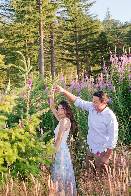 "Washington state photographer", "hilltop engagement session", "photo session with a view", "mountain view photo session", "latino couple", "couple photography", "engagement pictures", "wild flowers", "summer engagement pictures"