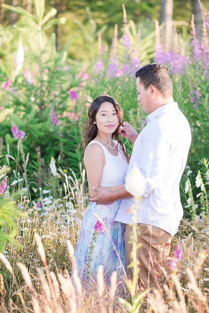 "Washington state photographer", "hilltop engagement session", "photo session with a view", "mountain view photo session", "latino couple", "couple photography", "engagement pictures", "wild flowers", "summer engagement pictures"