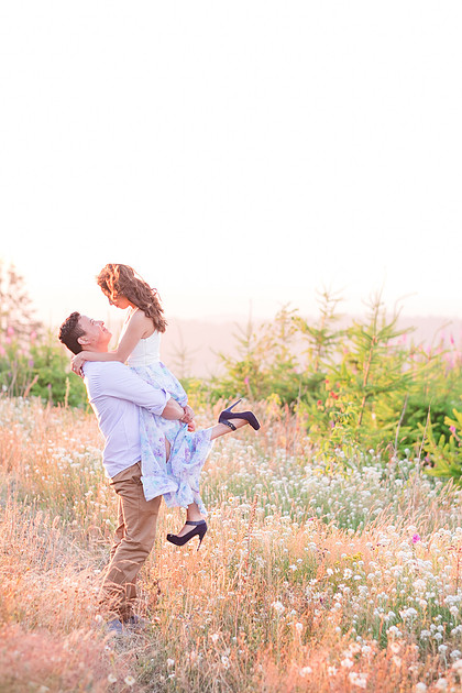 "Washington state photographer", "hilltop engagement session", "photo session with a view", "mountain view photo session", "latino couple", "couple photography", "engagement pictures", "wild flowers", "summer engagement pictures"