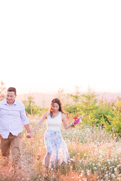 "Washington state photographer", "hilltop engagement session", "photo session with a view", "mountain view photo session", "latino couple", "couple photography", "engagement pictures", "wild flowers", "summer engagement pictures"